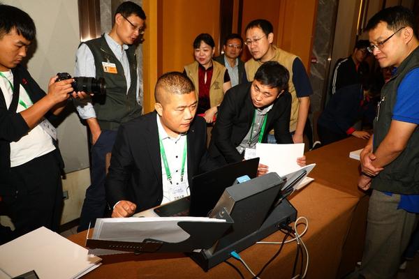 选举委员会和会员代表监票员现场监督统票 选举委员会和会员代表监票员现场监督统票